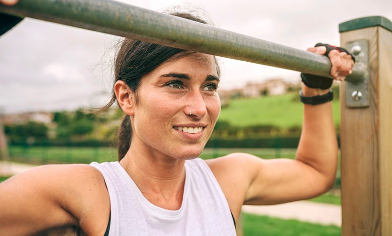 Kipping Pull-Ups *Aren’t* Cheating—But Here’s How To Do Them Correctly