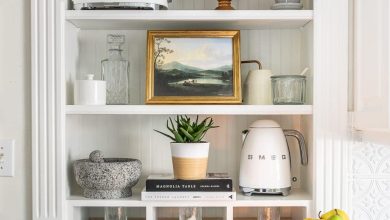 How to Decorate Shelves