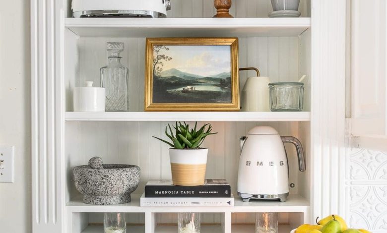 How to Decorate Shelves