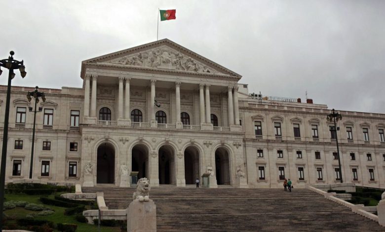 Extended parental leave in Portugal faces delays until at least 2025