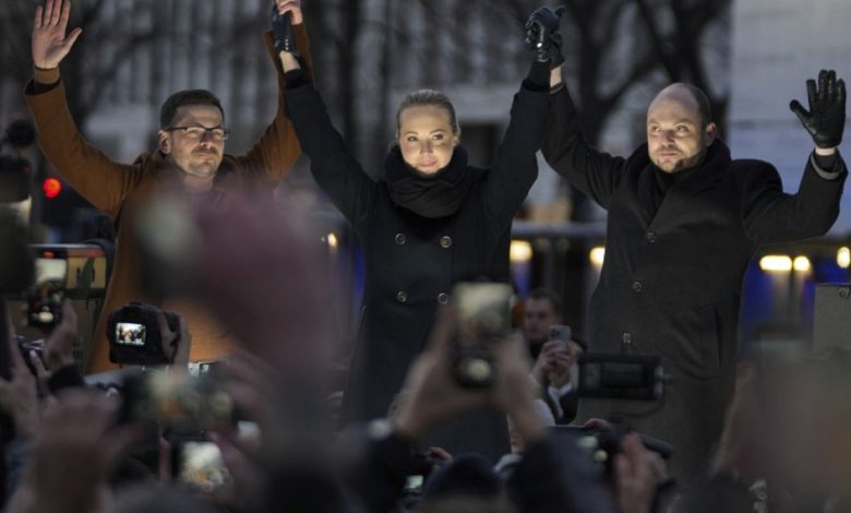 Russian opposition figures march against Putin in Berlin