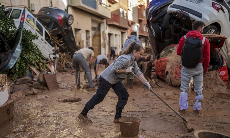 Volunteers clean-up Paiporta as Pedro Sánchez mobilises 10,000 more troops