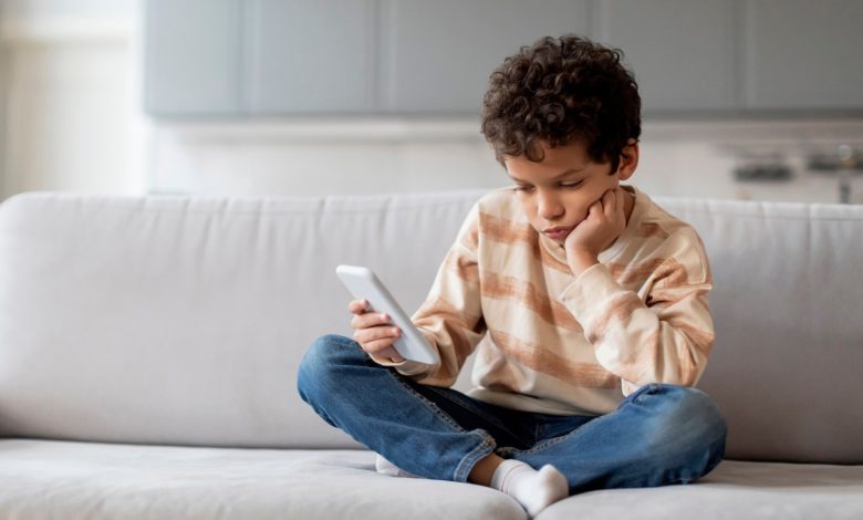 Can excessive screen time increase obesity risk in children?