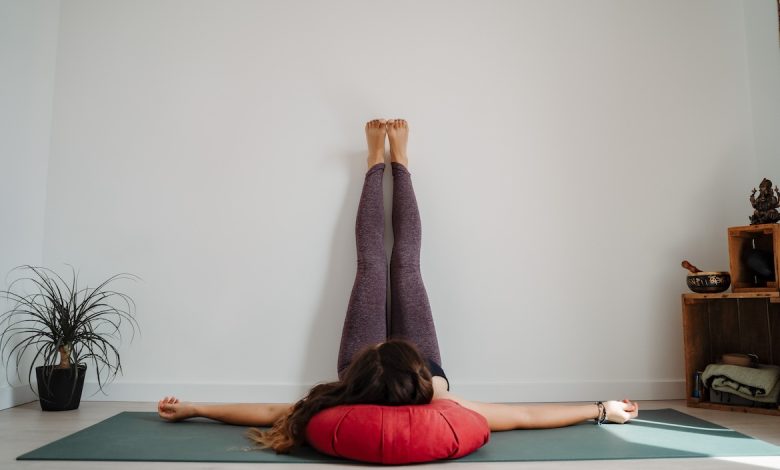 Relax and Unwind With Somatic Yoga. Here’s How, Plus the 5 Best Poses to Try