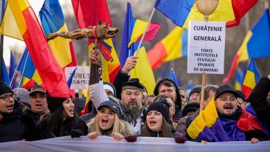 Romanian far-right AUR party leads protests against annulled presidential election