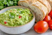 Make guacamole in just 5 minutes! Easy recipe for a high protein avocado dip