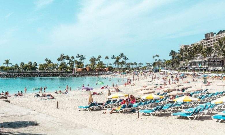Wildfire warnings issued in the Canary Islands as millions prepare to holiday there