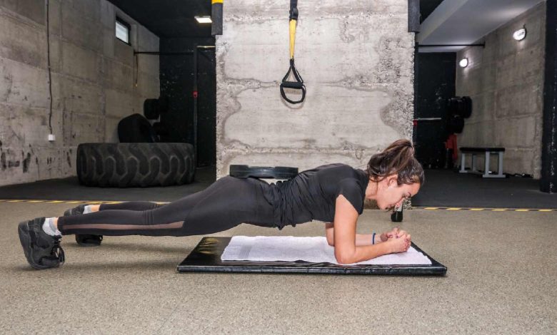 Want a stronger core? Try weighted planks to burn more fat and build muscles