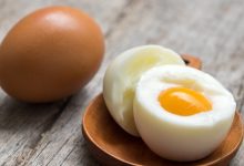 Why are boiled eggs better than scrambled and fried eggs for a protein-rich breakfast?