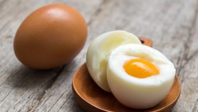 Why are boiled eggs better than scrambled and fried eggs for a protein-rich breakfast?