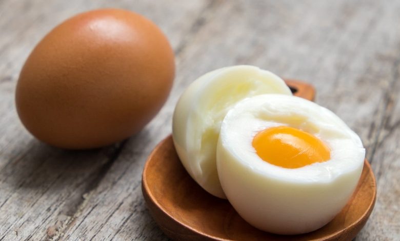 Why are boiled eggs better than scrambled and fried eggs for a protein-rich breakfast?